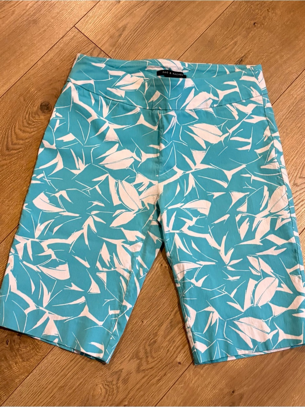 Zac & Rachel Women’s Bermuda Shorts pull on Size 8 Blue White Floral Mid Rise